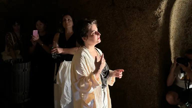 Paula Pintos gu&iacute;a al p&uacute;blico por el interior de una cova tradicional de Seadur durante el paseo sonoro inaugural de Entre Covas.