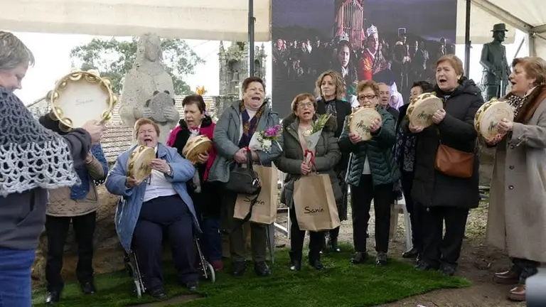 Homenaxe &aacute;s pandereteiras de Tout&oacute;n con motivo da 30&ordf; edici&oacute;n do Ser&aacute;n dos Namorados.