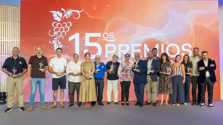 Foto de familia de los galardonados en los XV Premios D.O. Ribeiro, celebrados en el Auditorio Mar de Vigo, junto a representantes del Consejo Regulador, en una gala que reconoci&oacute; la labor de personas, entidades y establecimientos comprometidos con la promoci&oacute;n y el prestigio de los vinos de la Denominaci&oacute;n de Origen Ribeiro.