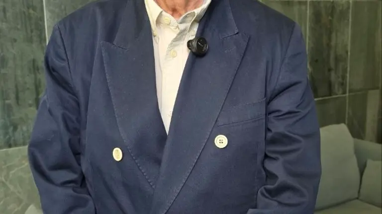 Jos&eacute; Pe&ntilde;&iacute;n, creador de la Gu&iacute;a Pe&ntilde;&iacute;n y una de las grandes figuras de la divulgaci&oacute;n vitivin&iacute;cola en Espa&ntilde;a, posa tras recibir el reconocimiento como Persoeiro de Honra de la Denominaci&oacute;n de Origen Ribeiro por su contribuci&oacute;n al prestigio y conocimiento del vino espa&ntilde;ol.