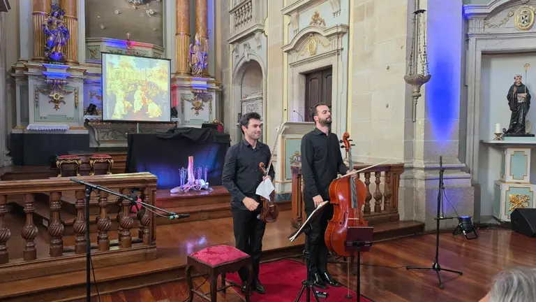 Francisco Lima, al viol&iacute;n, y Fernando Costa, al violonchelo, durante la interpretaci&oacute;n de Pilgrims of Time! With Bach en la iglesia de San Marcos, donde la m&uacute;sica de Bach dialog&oacute; con la creaci&oacute;n art&iacute;stica en directo.