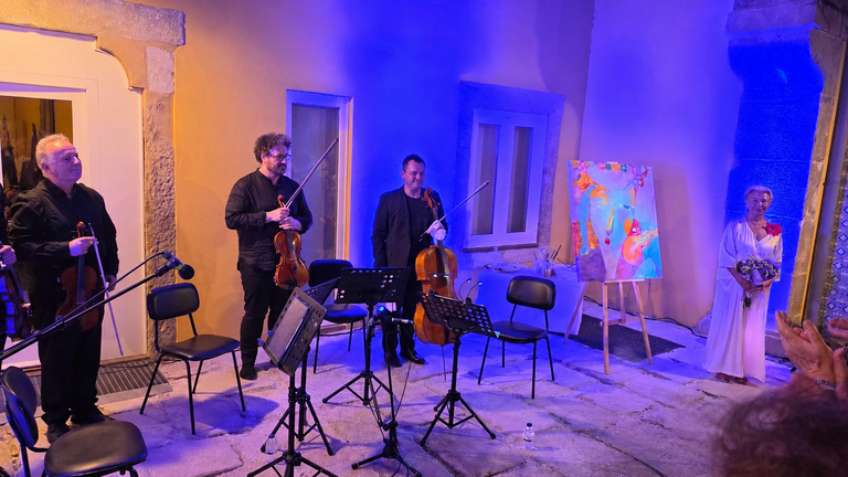 El String Quartet y Carmen Touza, tras el concierto en el Palacio del Raio de Braga, junto a la obra que la artista pint&oacute; en directo al ritmo de Schubert. R. L.