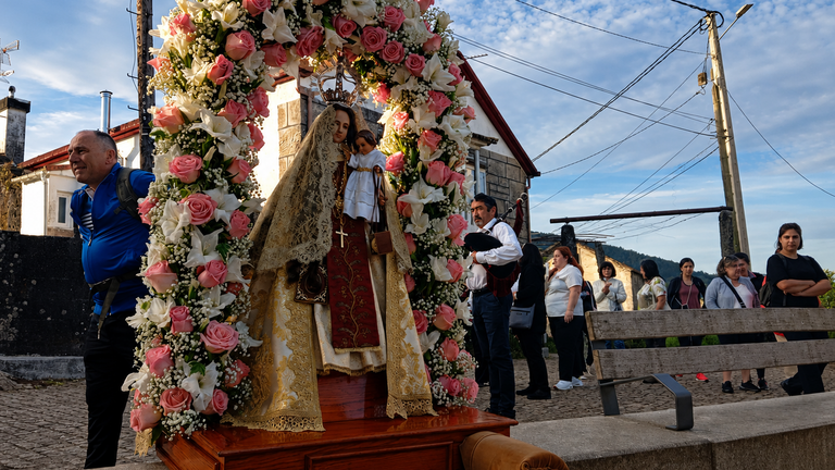 A imaxe da Virxe do Carmen, engalanada con flores, durante unha das procesi&oacute;ns celebradas na parroquia de Para&ntilde;os.
