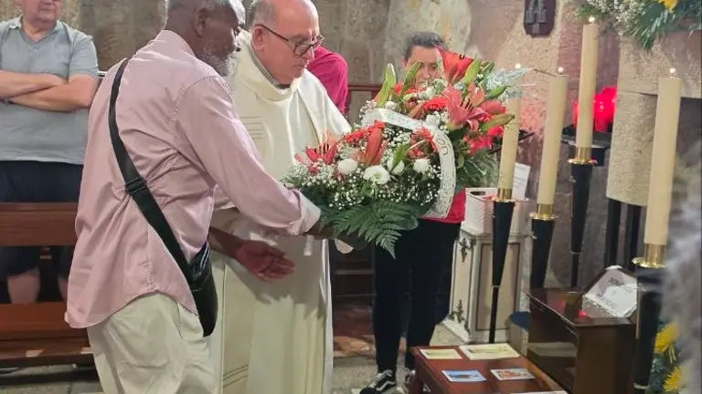 Un representante del &aacute;mbito mar&iacute;timo deposita una ofrenda floral ante la Virgen del Carmen durante la celebraci&oacute;n de la Ofrenda del Mar en Panx&oacute;n.