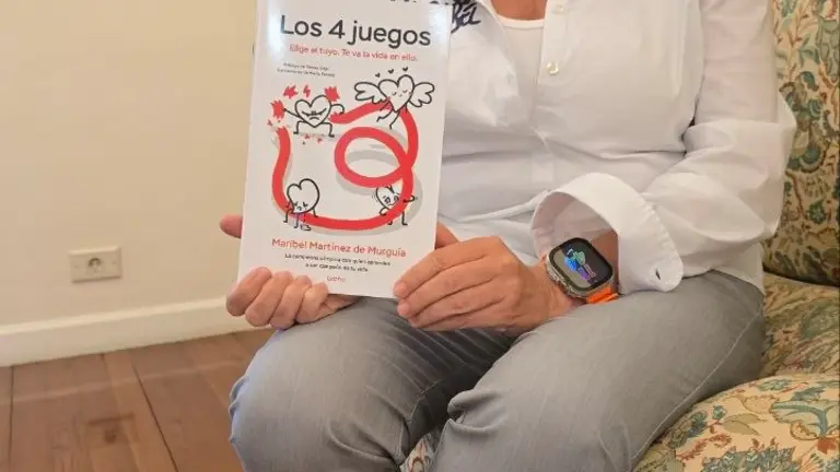 Maribel Mart&iacute;nez de Murgu&iacute;a posa con su &uacute;ltimo libro, Los cuatro juegos, una obra que da forma a la filosof&iacute;a de S&iacute;lovers y propone convertir las experiencias positivas en motor de crecimiento personal y social.