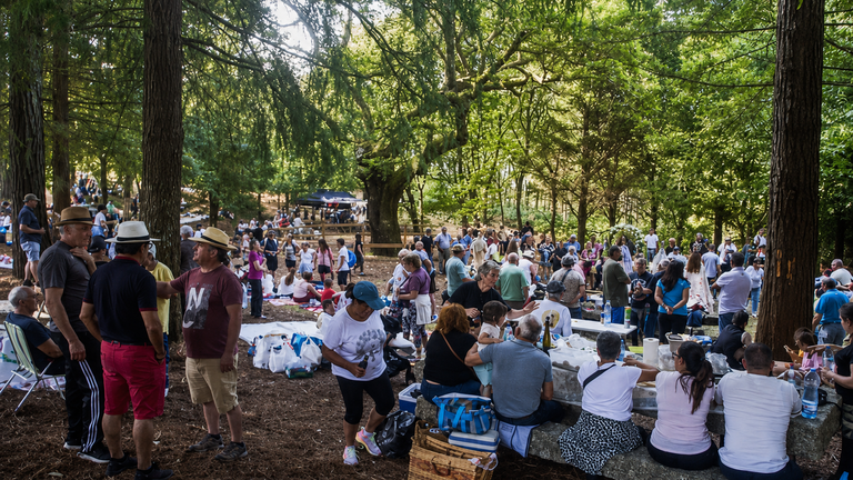 A veci&ntilde;anza de Queimadelos comparte unha multitudinaria merenda popular baixo o hist&oacute;rico Carballo da Armada, despois da celebraci&oacute;n das Pascuillas.