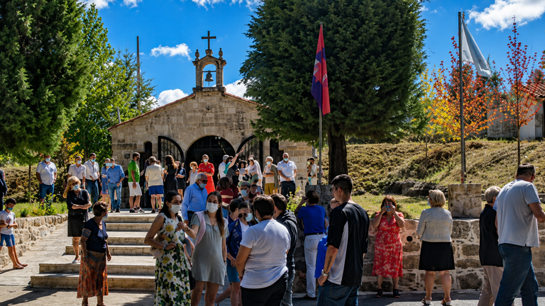 La iglesia parroquial de Santa Luc&iacute;a de Vilasobroso reuni&oacute; a numerosos vecinos y visitantes durante la celebraci&oacute;n de una de las festividades m&aacute;s arraigadas de esta Entidad Local Menor de Mondariz, reflejo de la vitalidad de sus tradiciones y de la estrecha vinculaci&oacute;n de la comunidad con su patrimonio religioso y cultural.