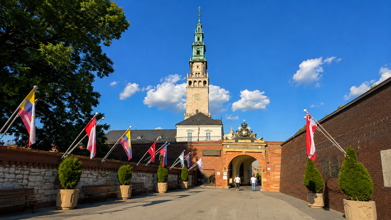 Acceso principal al santuario-monasterio de Jasna G&oacute;ra, en Częstochowa (Polonia), presidido por su emblem&aacute;tica torre campanario de 106 metros, uno de los grandes s&iacute;mbolos espirituales y nacionales del pa&iacute;s, que cada a&ntilde;o recibe a millones de peregrinos procedentes de todo el mundo.