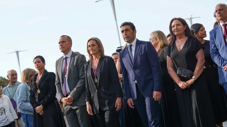 El presidente de la Deputaci&oacute;n de Pontevedra, Luis L&oacute;pez, acompa&ntilde;ado por la vicepresidenta Luisa S&aacute;nchez, durante la procesi&oacute;n del Sant&iacute;simo Cristo de la Victoria por las calles de Vigo.