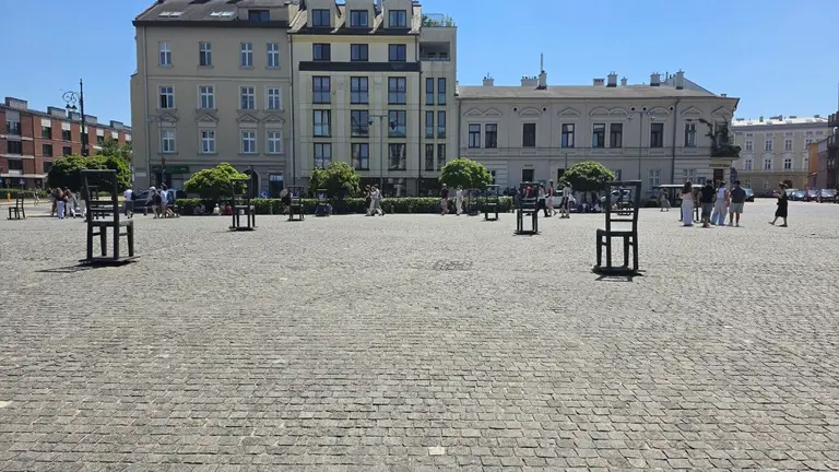 Las sillas vac&iacute;as de la Plaza de los H&eacute;roes del Gueto recuerdan a las miles de personas confinadas y deportadas desde el gueto jud&iacute;o de Cracovia, creado por los nazis en el barrio de Podg&oacute;rze. R. LEDO.