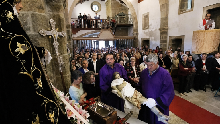Momento do Desencravo recuperado en 2015, coa talla articulada de Cristo ante os fieis reunidos no interior do santuario.