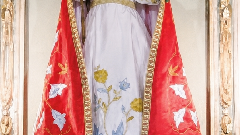 Talla de vestir de Santa Mari&ntilde;a que se conserva actualmente no templo. A investigaci&oacute;n trata de esclarecer onde estaba durante o incendio e como conseguiu sobrevivir. Imaxe mellorada dixitalmente.