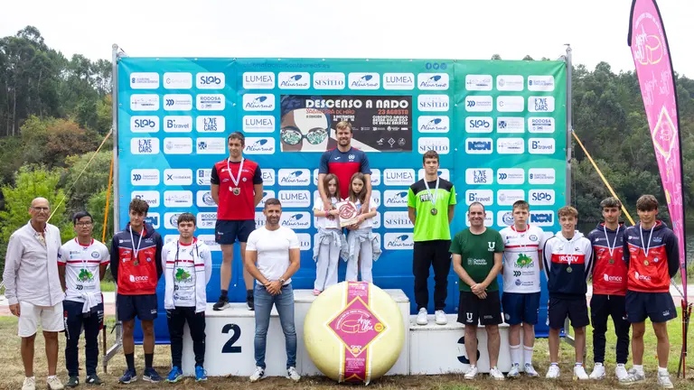 Podio masculino de la categor&iacute;a &eacute;lite del II Descenso a Nado Salvaterra de Mi&ntilde;o, acompa&ntilde;ado por autoridades, organizadores y otros participantes premiados.