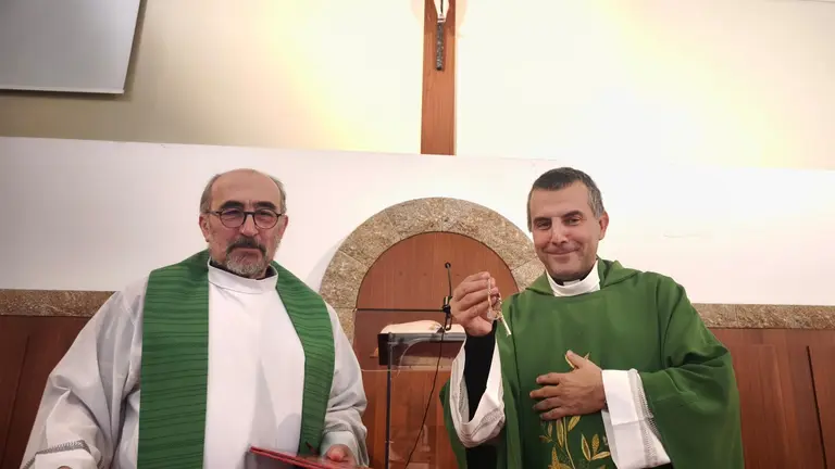 Francisco Javier Alonso Gonz&aacute;lez (izquierda) y Jos&eacute; Alberto Montes Rajoy, nuevos responsables de la atenci&oacute;n pastoral de Santo Tom&eacute; de Freixeiro, en Vigo.