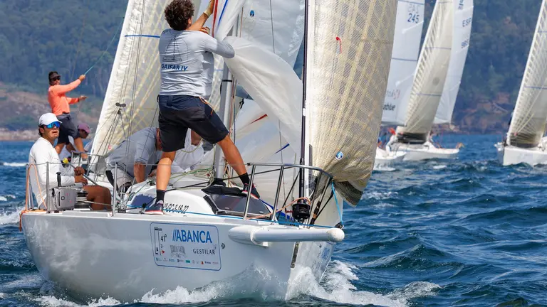 El Gaifar IV, patroneado por Yago Osuna, se situ&oacute; al frente de la clasificaci&oacute;n de J80 tras imponerse en la &uacute;nica manga disputada este s&aacute;bado. LALO R. VILLAR