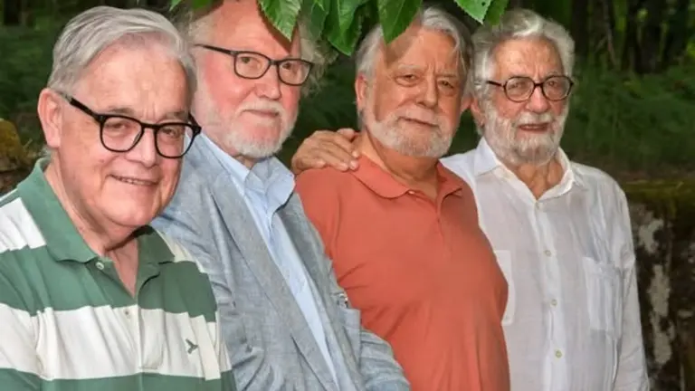 Derradeira fotograf&iacute;a de Alberto Barciela con Ant&oacute;n Pulido, Alfredo Conde e Bieito Ledo, nun encontro marcado pola amizade e a cultura compartida.