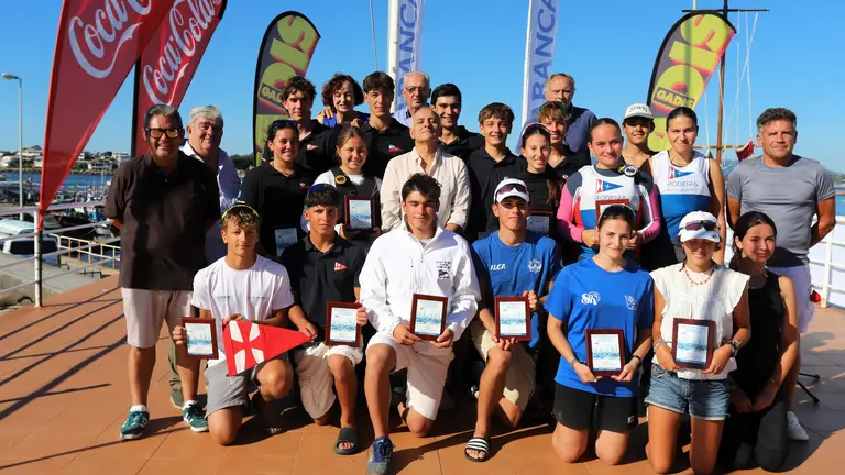 Regatistas y participantes posan tras la entrega de premios del Open de Espa&ntilde;a de ILCA, que dej&oacute; al Real Club N&aacute;utico de La Coru&ntilde;a al frente del medallero con cinco metales. MOEBIUS.