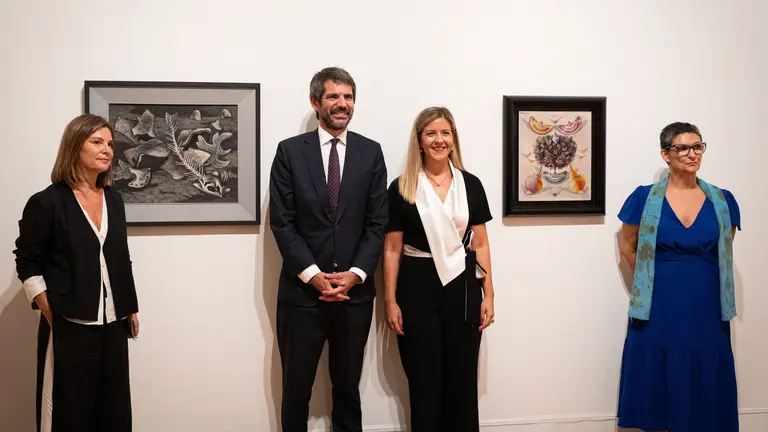 Susana Gonz&aacute;lez, directora del Centro de Arte FMJJ, junto a representantes institucionales durante la inauguraci&oacute;n de Mostra Espanha 2026 en Lisboa, con las obras de Maruja Mallo expuestas en el MAC/CCB.