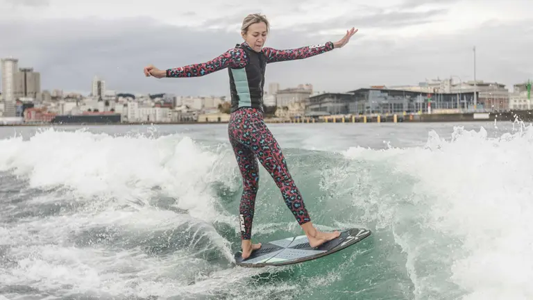 Nina Ryzheenkova triunfa en el Cidade da Coruña de Wakesurf en una histórica jornada de regreso del esquí náutico a la bahía herculina