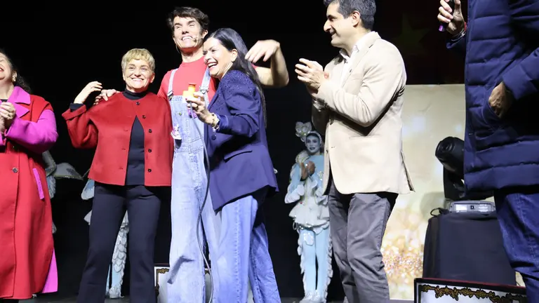 Mos acende o seu Nadal máis rondalleiro cun multitudinario acto no Pazo de Mos