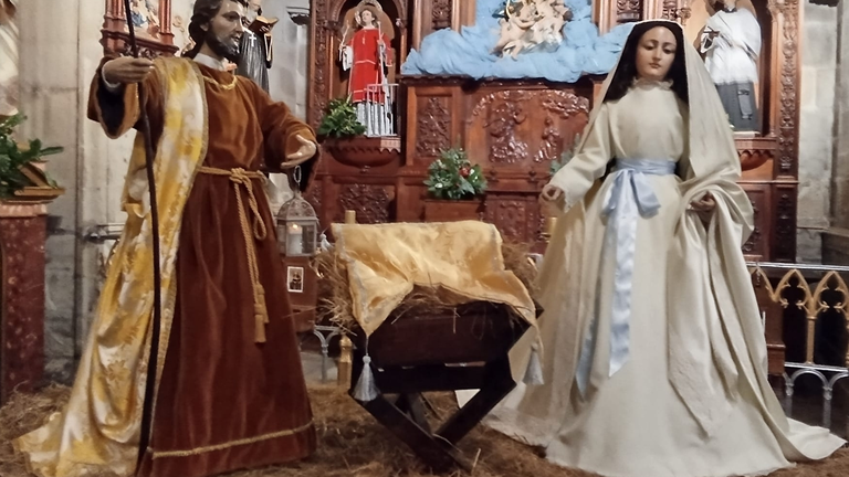 La excolegiata de Cangas renueva su protagonismo en el belenismo con su tradicional belén artístico