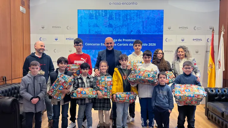 Javier Fernández Alonso gana el Concurso Escolar de Carteles del Entroido do Porriño 2026 con un homenaje a Cuquín