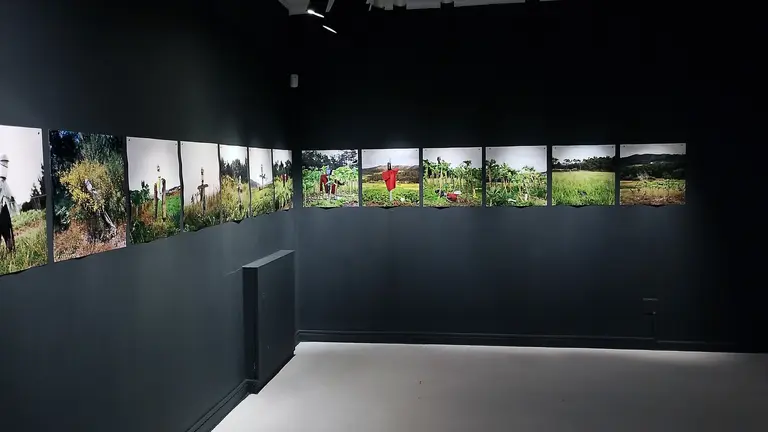 Laxeiro revisita los “Espantallos” de Manuel Sendón con una mirada temporal y narrativa