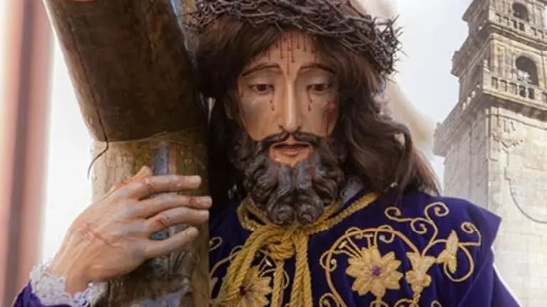 La Cofradía de la Misericordia de Cangas ha dado comienzo a los preparativos de la Semana Santa en la villa marinera con la celebración de la novena en honor al Nazareno, una de las imágenes de mayor devoción entre los vecinos y fieles de la comarca.  La escultura, realizada en 1877 por el gallego Ignacio Cerviño, permanecerá expuesta al público desde el 25 de febrero hasta el 5 de marzo en la nave lateral derecha de la iglesia de Santiago de Cangas e Islas Cíes, frente al altar del Carmen. La presencia del Nazareno en este espacio ya está atrayendo a numerosos devotos, que aprovechan estos días para contemplar de cerca la maestría del cantero de Aguasantas (Cotobade), autor también de obras emblemáticas como el cruceiro de Hío.  El altar de novenas ha sido engalanado con abundantes flores, aportando color y solemnidad al templo, mientras que los nuevos candelabros de sobremesa, recientemente adquiridos por la cofradía, iluminan la imagen durante los cultos, reflejando el cuidado puesto por la hermandad en la conservación de su patrimonio y en la organización de los actos.  Los oficios religiosos durante la novena estarán presididos por el párroco Santiago Pérez González a las 19:30 horas. El día central de la festividad será el viernes 6 de marzo, con el tradicional Vía Crucis a las 19:00 horas, seguido de la misa solemne, que contará con el acompañamiento musical de la Coral Polifónica Lestonnac de Cangas.  Esta celebración se enmarca en la conocida devoción de las Tres Gracias, una tradición ligada desde hace más de tres siglos a la Cofradía de la Misericordia. El primer viernes de marzo, numerosos fieles acuden ante el Nazareno para realizar sus peticiones, manteniendo una práctica transmitida de generación en generación y considerada uno de los actos previos más significativos dentro de la Semana Santa canguesa.  Con el inicio de la novena, la cofradía da el pistoletazo de salida a un periodo de preparación que culminará con la Semana Santa, uno de los acontecimientos culturales y religiosos más importantes de Cangas. La hermandad invita a vecinos, visitantes y cofrades a sumarse a los cultos y a acompañar al Nazareno durante estos días de tradición y devoción.  Otro titular con las tres gracias:   Las Tres Gracias abren la antesala de la Semana Santa en Cangas con la novena al Nazareno