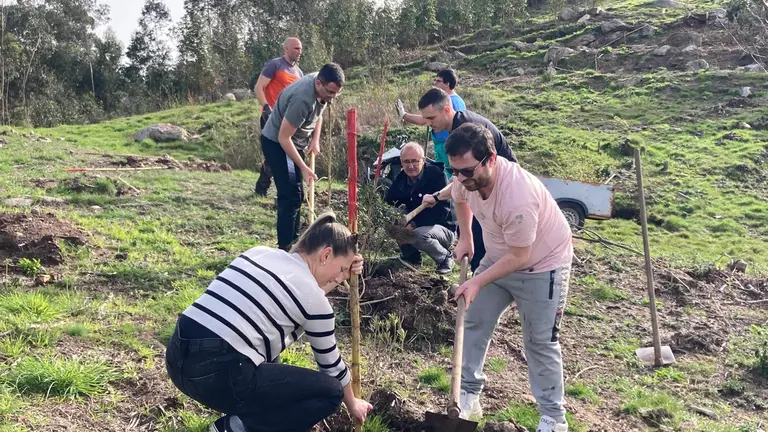 Nigrán retoma as plantacións comunitarias no futuro parque forestal Os Matos-Río Táboas con escolares e usuarios do CEE Juan María
