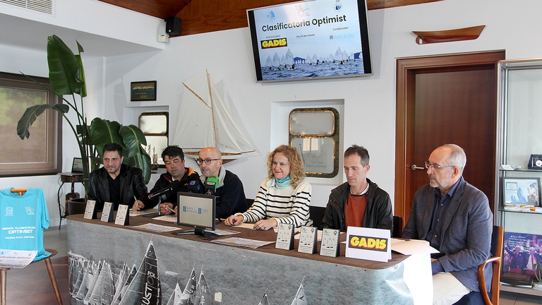 El Real Club Náutico Portosín acoge este fin de semana la regata clasificatoria gallega de Optimist