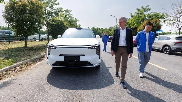 🚗 Rueda visita en China una de las fábricas de baterías más avanzadas del mundo