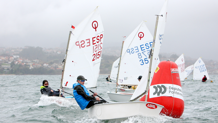 Vigo se prepara para la Copa de España con la Regata ABANCA de Optimist: 75 jóvenes regatistas toman la ría