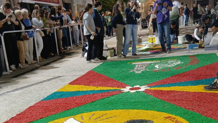 El Agrupamento 214 del Cuerpo Nacional de Scouts volvió a representar a Arcos de Valdevez en las alfombras de Corpus de Ponteareas
