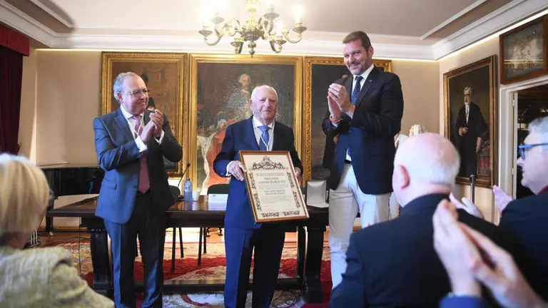 José Gabriel Barreiro recibe la Medalla de Oro de la Real Sociedad Económica por una vida dedicada al progreso de Galicia