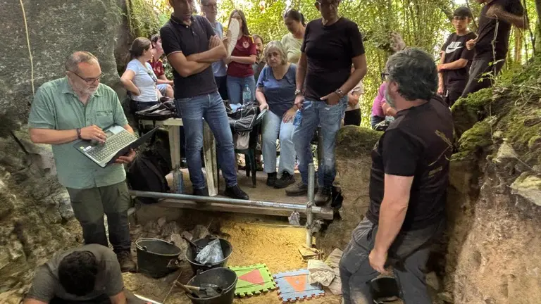 Cova Eirós excava 40.000 años de historia bajo el suelo de Triacastela