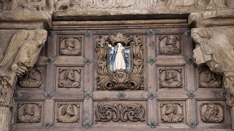 Imagen de la asunción de la virgen María en la puerta exterior de la catedral de Tui.