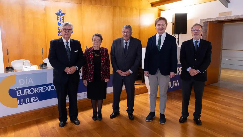 Jesús Gamallo, director xeral de Relacións Exteriores e coa UE, en representación da Xunta de Galicia; Juan Vieites, presidente do Consello da Cultura Galega; António Cunha, presidente da Comissão de Coordenação e Desenvolvimento Regional do Norte de Portugal; e a vicepresidenta do Consello da Cultura Galega, Rosario Álvarez, durante o acto central do Día da Eurorrexión, celebrado na sede do CCG e dedicado á cultura como vínculo entre Galicia e o Norte de Portugal.
