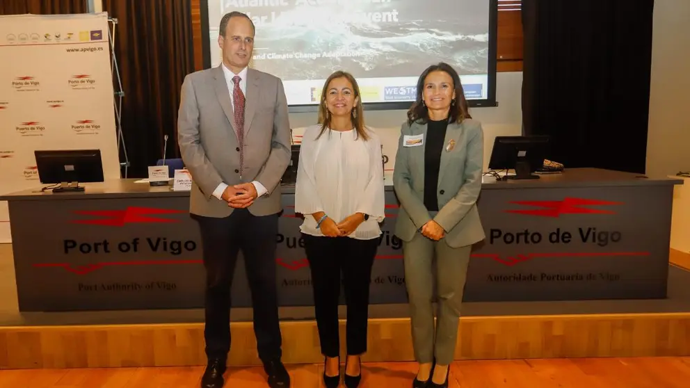 La conselleira do Mar, Marta Villaverde, durante la inauguración del evento nacional del Plan de Acción del Atlántico Pilari, donde destacó el papel de Galicia como referente en economía azul y sostenibilidad portuaria.