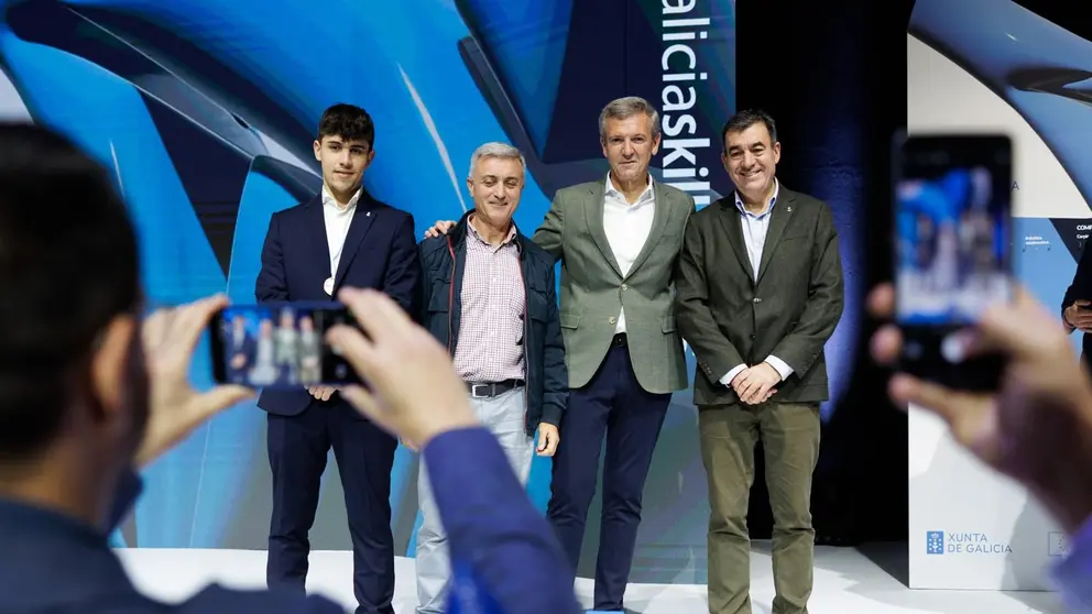 El presidente de la Xunta, Alfonso Rueda, junto al ganador del GaliciaSkills 2025 en Instalaciones Eléctricas, Pablo Benade, y su profesor, Anxo Iglesias, durante la entrega de premios celebrada en la Feria Internacional de Galicia ABANCA, en Silleda.