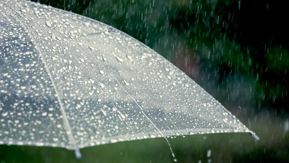 Un paraguas empapado refleja la intensidad de la lluvia que acompaña la jornada en Galicia, preludio del temporal que azotará la costa en las próximas horas.