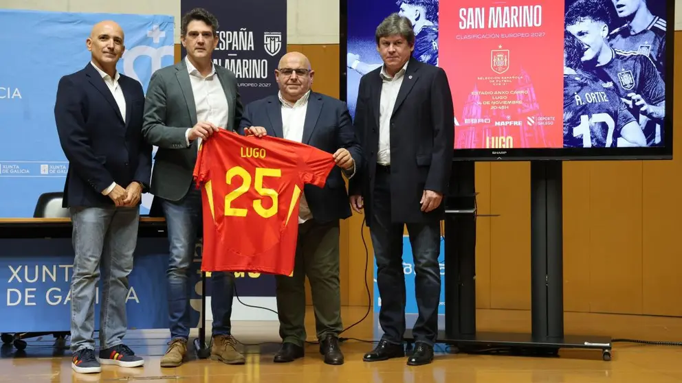 El seleccionador nacional, David Gordo; el presidente de la Real Federación Galega de Fútbol, Pablo Prieto; y el presidente del CD Lugo, Ronald Baroni.