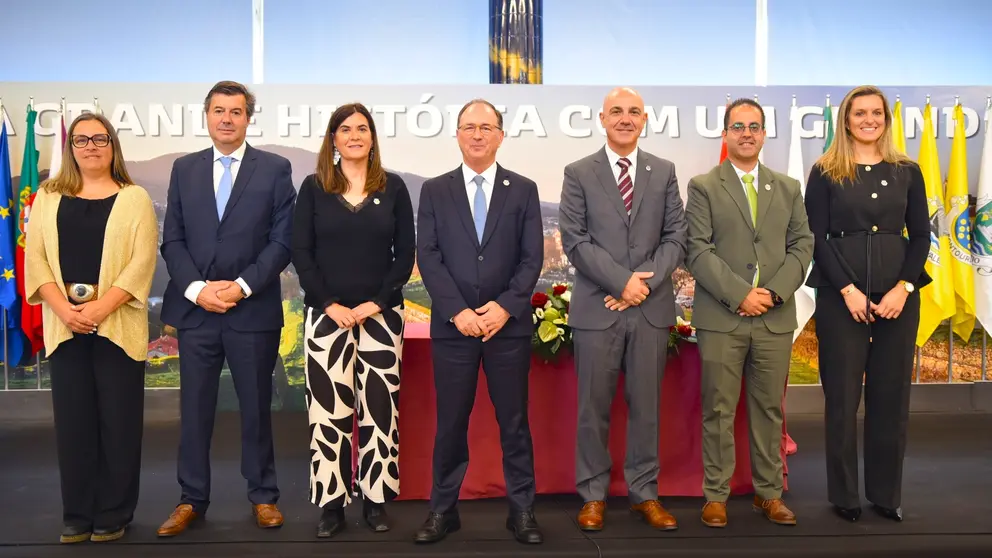 O novo Executivo Municipal de Valença, liderado pelo Presidente José Manuel Carpinteira, reúne cinco vereadores do PS e dois do PSD, dando início a um mandato focado no desenvolvimento sustentável, na proximidade com os cidadãos e na continuidade dos projetos estratégicos do concelho.