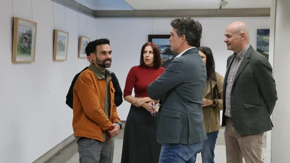 O delegado territorial da Xunta en Lugo, Javier Arias (esquerda), xunto ao artista Oniel Rodríguez (dereita), durante a inauguración da mostra "Grazas Galicia" na Delegación Territorial.