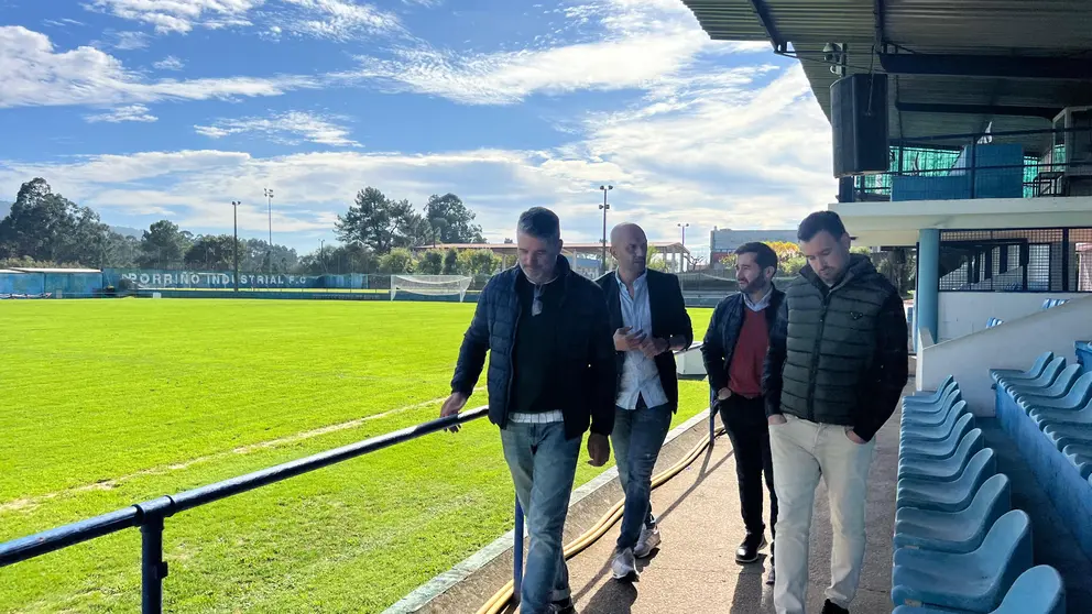 El alcalde de O Porriño, Alejandro Lorenzo, junto a representantes municipales, durante la presentación del proyecto de renovación integral del campo de fútbol de Lourambal..