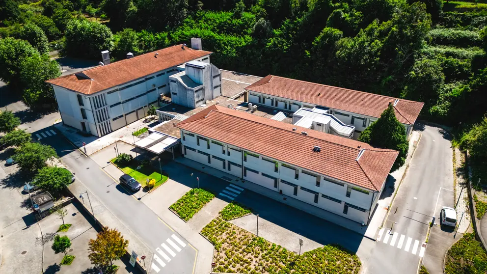 Vista aérea do Centro de Saúde de Arcos de Valdevez, que será ampliado e requalificado no âmbito do PRR para acolher a nova Unidade de Retaguarda.