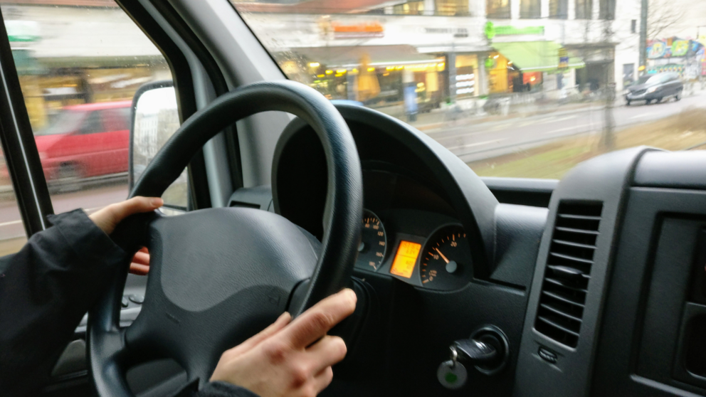 Um condutor ao volante ilustra a nova medida do Governo que visa facilitar o pagamento do Imposto Único de Circulação, tornando o processo mais simples e flexível para os contribuintes.