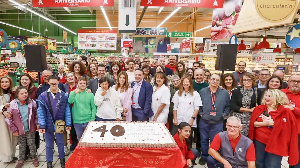 J. Pablo Jiménez Jiménez, director territorial de Alcampo en Galicia; Sol María Vázquez Abeal, gerente del Instituto Galego do Consumo e da Competencia, y Daniel Enríquez Rosende, director del Hipermercado de Alcampo A Coruña, en el corte de tarta de celebración del 40 aniversario del Hipermercado de A Coruña.