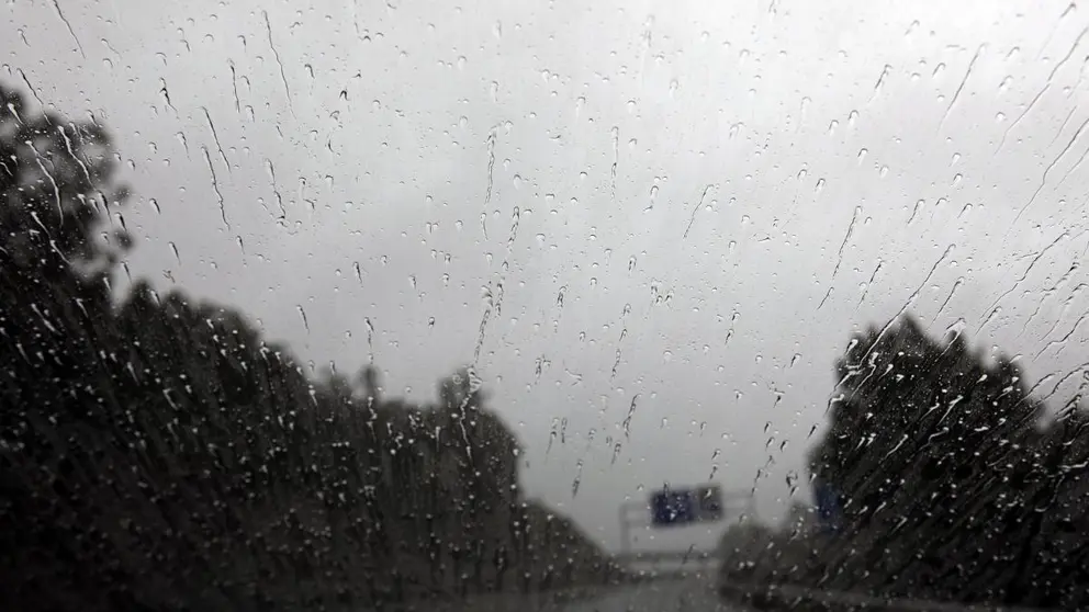 El temporal costero en A Coruña y Pontevedra se hace sentir también en las vías, con precipitaciones intensas y cielos cerrados.