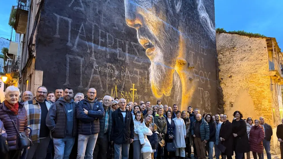 Vecinos de Viveiro y representantes de las distintas Cofradías acompañan al delegado Javier Arias ante el mural dedicado a la Semana Santa en el casco histórico.