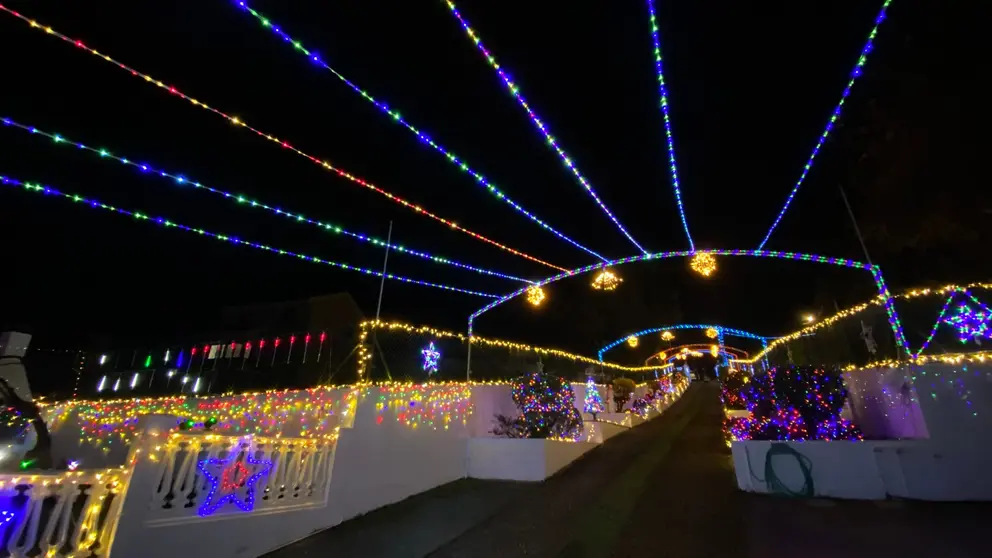 Wanda Veloz y Manuel Alonso durante el encendido navideño de su vivienda en Camposancos, que este año supera las 325.000 luces LED y se consolida como uno de los reclamos festivos más visitados de A Guarda.